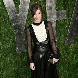 Hailee Steinfeld in 2013 Vanity Fair Oscar Party - Arrivals