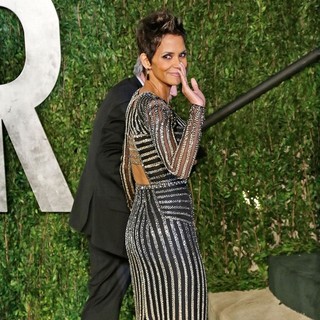 Halle Berry in 2013 Vanity Fair Oscar Party - Arrivals