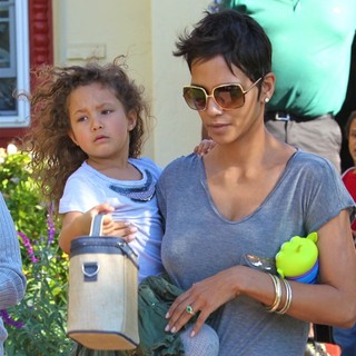 Nahla Ariela Aubry, Halle Berry in Halle Berry Picking Up Her Daughter from School
