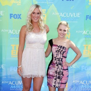 Bethany Hamilton, AnnaSophia Robb in 2011 Teen Choice Awards