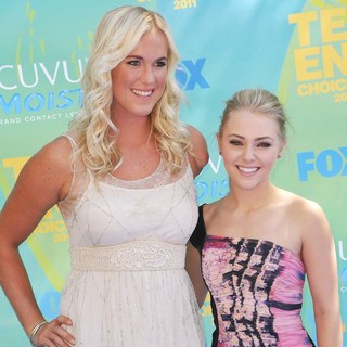 Bethany Hamilton, AnnaSophia Robb in 2011 Teen Choice Awards