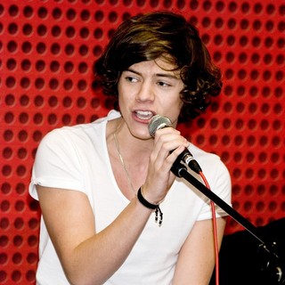 Harry Styles, One Direction in One Direction Perform at 103.5 KISS FM Chicago's Coca Cola Lounge
