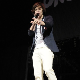 Harry Styles, One Direction in One Direction Performs on Stage as Support for Big Time Rush