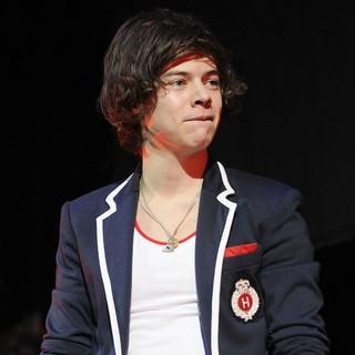 Harry Styles, One Direction in One Direction Performs on Stage as Support for Big Time Rush
