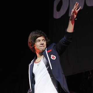 Harry Styles, One Direction in One Direction Performs on Stage as Support for Big Time Rush