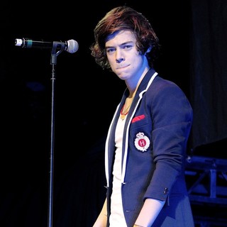 Harry Styles, One Direction in One Direction Performs on Stage as Support for Big Time Rush