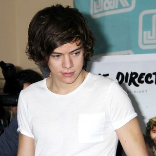 Harry Styles, One Direction in One Direction Sign Autographs