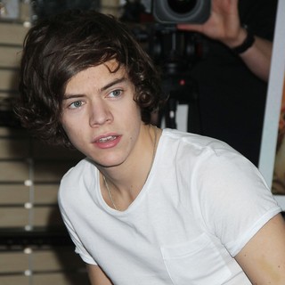 Harry Styles, One Direction in One Direction Sign Autographs
