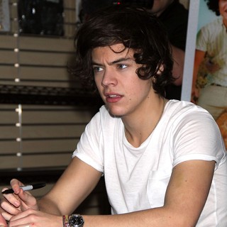 Harry Styles, One Direction in One Direction Sign Autographs