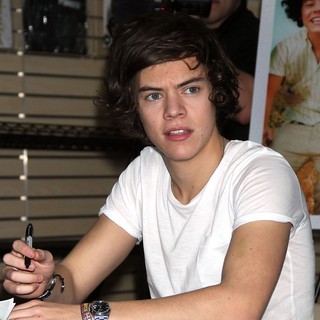 Harry Styles, One Direction in One Direction Sign Autographs