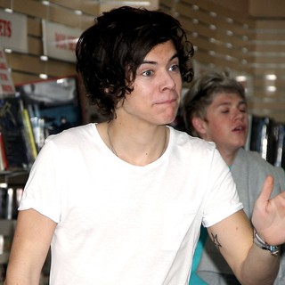 Harry Styles, One Direction in One Direction Sign Autographs