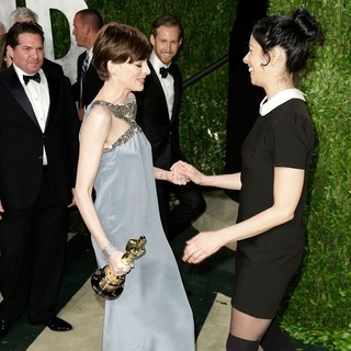 Anne Hathaway, Sarah Silverman in 2013 Vanity Fair Oscar Party - Arrivals