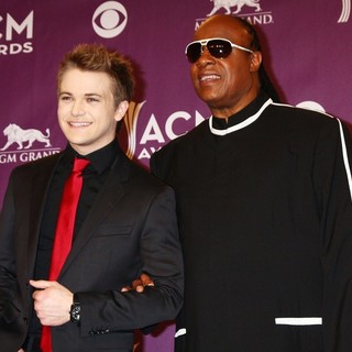 Hunter Hayes in 48th Annual ACM Awards - Press Room - hayes-wonder-48th-annual-acm-awards-press-room-06