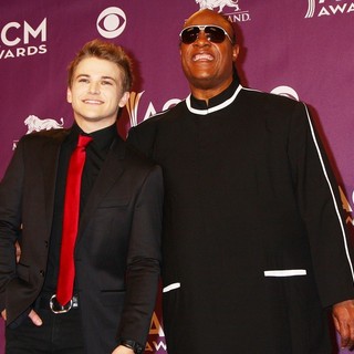 Hunter Hayes in 48th Annual ACM Awards - Press Room - hayes-wonder-48th-annual-acm-awards-press-room-07