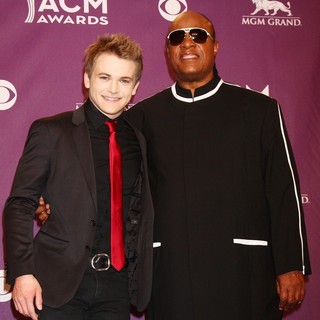 Hunter Hayes in 48th Annual ACM Awards - Press Room - hayes-wonder-48th-annual-acm-awards-press-room-08