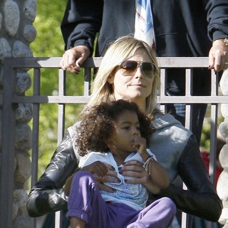 Heidi Klum, Lou Sulola Samuel in Heidi Klum on A Family Day Out