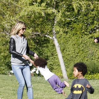 Heidi Klum, Lou Sulola Samuel, Henry Samuel in Heidi Klum on A Family Day Out