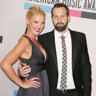 Josh Kelley in 2011 American Music Awards - Press Room - heigl-kelley-2011-american-music-awards-press-room-01