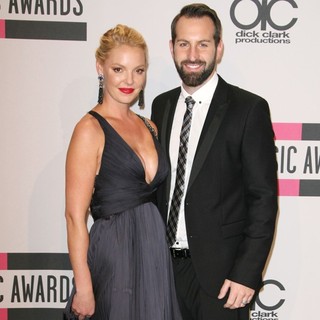 Josh Kelley in 2011 American Music Awards - Press Room - heigl-kelley-2011-american-music-awards-press-room-02