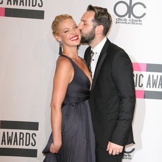 Josh Kelley in 2011 American Music Awards - Press Room - heigl-kelley-2011-american-music-awards-press-room-04