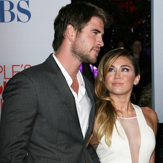 Liam Hemsworth, Miley Cyrus in 2012 People's Choice Awards - Arrivals