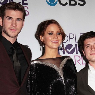 Liam Hemsworth, Jennifer Lawrence, Josh Hutcherson in People's Choice Awards 2013 - Press Room