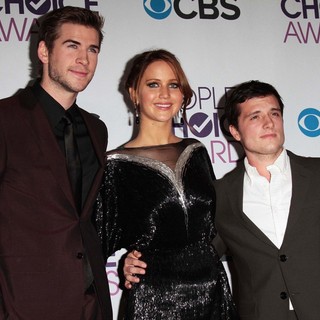 Liam Hemsworth, Jennifer Lawrence, Josh Hutcherson in People's Choice Awards 2013 - Press Room