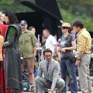 Tom Hiddleston, Robert Downey Jr., Mark Ruffalo in Actors on The Set of The Avengers Shooting on Location in Manhattan