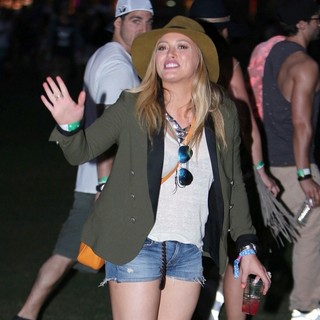 Hilary Duff in The 2013 Coachella Valley Music and Arts Festival - Week 1 Day 1 - hilary-duff-2013-coachella-valley-music-and-arts-festival-02