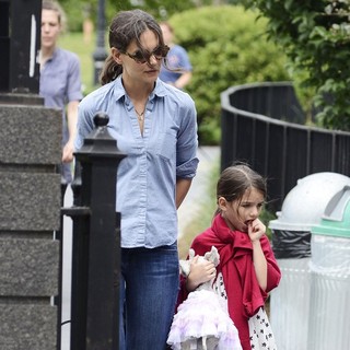 Katie Holmes, Suri Cruise in Katie Holmes and Suri Cruise Enjoy A Day at Brooklyn Bridge Park
