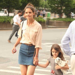 Katie Holmes Walk Around Union Square with Suri Cruise - holmes-cruise-walk-around-union-square-01