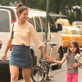 Katie Holmes Walk Around Union Square with Suri Cruise - holmes-cruise-walk-around-union-square-03