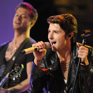 Nash Overstreet, Ryan Follese, Hot Chelle Rae in Hot Chelle Rae Performs Live on New.Music.Live to Promote Their Upcoming Album Whatever