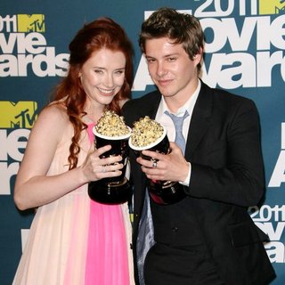 Bryce Dallas Howard, Xavier Samuel in 2011 MTV Movie Awards - Press Room