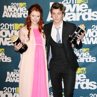 Bryce Dallas Howard, Xavier Samuel in 2011 MTV Movie Awards - Press Room