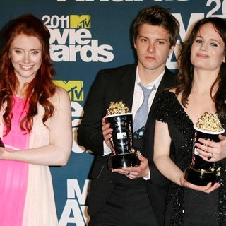 Bryce Dallas Howard, Xavier Samuel, Elizabeth Reaser in 2011 MTV Movie Awards - Press Room