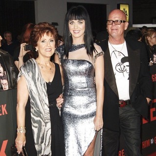 Mary Hudson, Katy Perry, Keith Hudson in Los Angeles Premiere of Get Him to the Greek