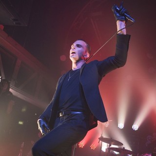 Theo Hutchcraft, Hurts in Hurts Playing A Headline Gig