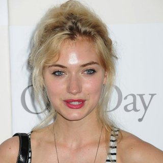 Imogen Poots in New York Premiere of One Day - imogen-poots-premiere-of-one-day-01