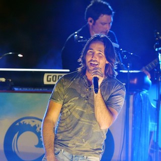 Jake Owen in 2013 Discover Orange Bowl Between The Florida State Seminoles and The Northern Illinois Huskies - jake-owen-2013-discover-orange-bowl-07