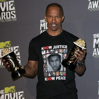 Jamie Foxx in 2013 MTV Movie Awards - Press Room - jamie-foxx-2013-mtv-movie-awards-press-room-02