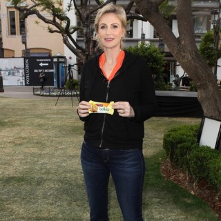 Jane Lynch Teams Up with belVita Breakfast Biscuits and Launch A Morning Motivation Web Video - jane-lynch-belvita-breakfast-biscuits-04