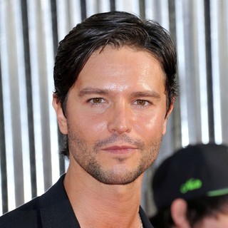Jason Behr in Los Angeles Premiere of Real Steel - jason-behr-premiere-real-steel-01