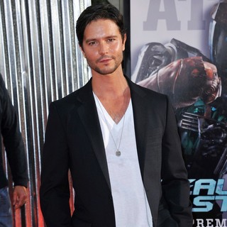 Jason Behr in Los Angeles Premiere of Real Steel - jason-behr-premiere-real-steel-02