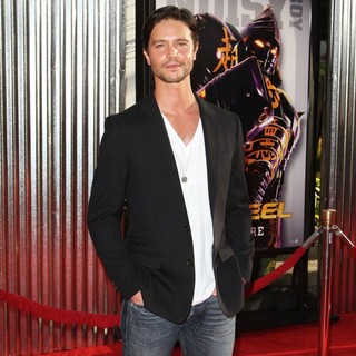 Jason Behr in Los Angeles Premiere of Real Steel - jason-behr-premiere-real-steel-03