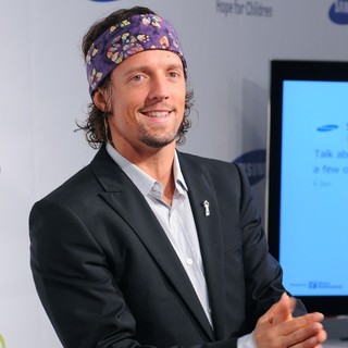 Jason Mraz in 2011 Samsung Hope for Children Benefit Gala - Arrivals