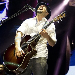 Jason Mraz in Jason Mraz Performing Live