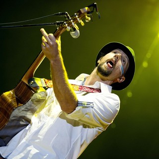 Jason Mraz in Jason Mraz Performing Live