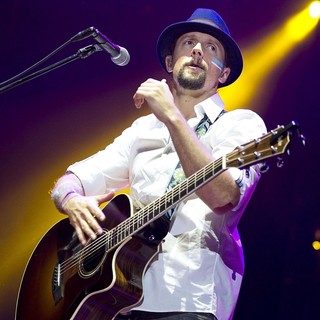 Jason Mraz in Jason Mraz Performing Live