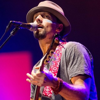 Jason Mraz in Jason Mraz Performs Live